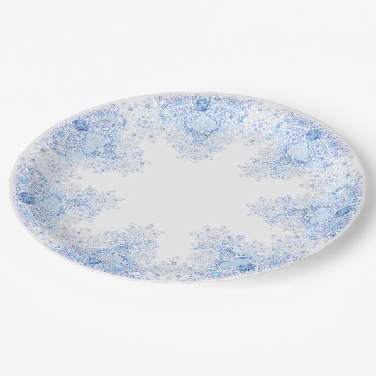 Eisblauer Schneeflocken Pappteller (Schrägansicht)