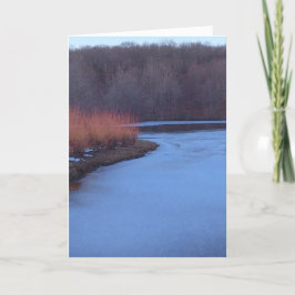 Eisblauer Teich und rote Bushs - Feiertagskarte
