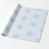 Eisblaues Schneeflockenmuster auf hellblauem Hinte Geschenkpapier (Ungerollt)