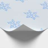 Eisblaues Schneeflockenmuster auf hellblauem Hinte Geschenkpapier (Ecke)
