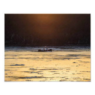 Eisbrecher bei Sonnenuntergang Fotodruck