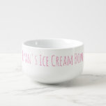 Eiscreme Bowl Funny Novelty Gag Geschenk Name Rosa Große Suppentasse<br><div class="desc">Für die Person,  die ihr Eis (oder andere Leckerei) mag,  eine große personalisierte Schüssel mit personalisierter Typografie in Rosa.</div>