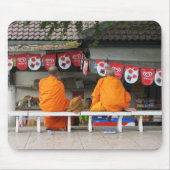 Eiscreme Break ... Buddhistische Mönche in Thailan Mousepad (Vorne)