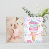 Eiscreme Donut Hier ist das Scoop Birthday Foto Einladung (Stehend Vorderseite)