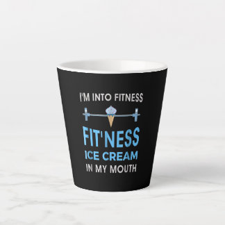 Eiscreme Feinschmecker Ness Gym gibt Männern Fraue Milchtasse