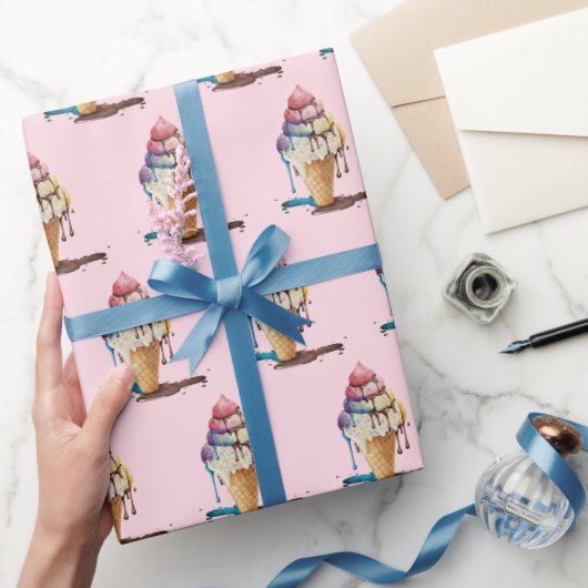 Eiscreme-Kone auf rosa Geschenkpapier (Schenken)