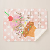 Eiscreme-Kone mit Sprinklen und Kirsche oben Sherpadecke (Vorderseite (Horizontal))