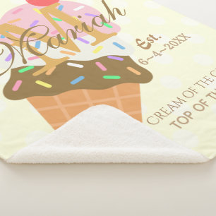 Eiscreme-Kone mit Sprinklen und Kirsche oben Sherpadecke
