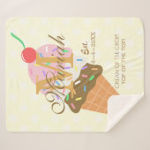 Eiscreme-Kone mit Sprinklen und Kirsche oben Sherpadecke (Vorderseite (Horizontal))