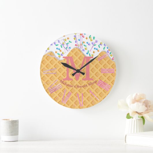 Eiscreme-Kone mit Vanilla-Zuckerguss und Sprinklen Große Wanduhr (Zuhause)