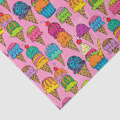 Eiscreme-Kons auf rosa Seidenpapier (Ausschnitt)