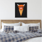 Eiscreme-Kuh spendet Funny Scottish Highland Cow Leinwanddruck (Insitu (Schlafzimmer))