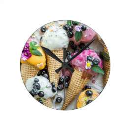 Eiscreme mit Blaubeeren und Blume Runde Wanduhr