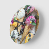 Eiscreme mit Blaubeeren und Blume Runde Wanduhr (Winkel)