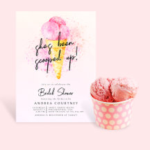 Eiscreme Pink Sie wurde mit Brautparty aufgefüllt