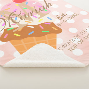 Eiscreme-Waffel mit Streuseln und einer Kirsche ob Sherpadecke