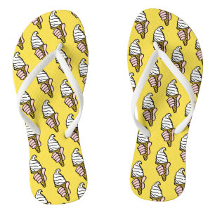 Eiscremes auf einem Paar Flip Flops Badesandalen