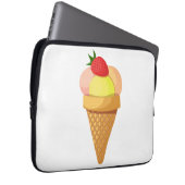 Eiscremesuppen und Erdbeeren in Waffelkonus Laptopschutzhülle (Vorne Rechts)