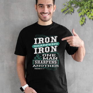 Eisen schärft Eisen - Ein Mann schärft den anderen T-Shirt