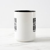 Eisen Sharpens Eisen - Sprichwörter 27:17 Tasse (Mittel)