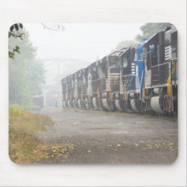 Eisenbahn-Lokomotiven im Nebel Mousepad