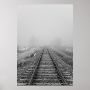 Eisenbahngleise verblassen in den Nebel des Morgen Poster