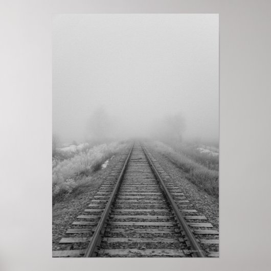 Eisenbahngleise verblassen in den Nebel des Morgen Poster (Vorne)
