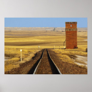 Eisenbahnschienen führen zu altem Getreidespeicher Poster