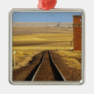 Eisenbahnschienen führen zu altem Getreidespeicher Silbernes Ornament