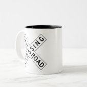 Eisenbahnüberfahrt-Zeichen-Tasse Zweifarbige Tasse (Vorderseite Links)