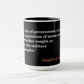 Eisenhower Zitat über den militärischen Industriek Tasse (Zentrum)