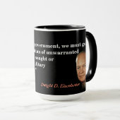 Eisenhower Zitat über den militärischen Industriek Tasse (VorderseiteRechts)