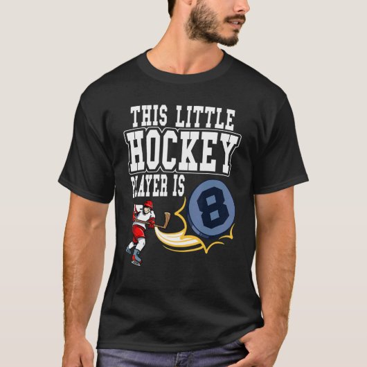 Eishockey Dieser kleine Hockey-Spieler ist 8 Hocke T-Shirt (Vorderseite)
