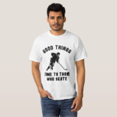 Eishockey: Gute Dinge kommen zu denen, die Skate T-Shirt (Vorne ganz)