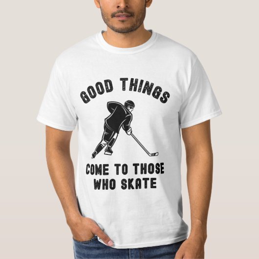 Eishockey: Gute Dinge kommen zu denen, die Skate T-Shirt (Vorderseite)