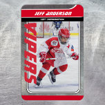 Eishockeyhandelskarte für Rot-Metal-Eishockey Magn Magnet<br><div class="desc">Die Eltern kleiner Eishockeyspieler können stolz die Leistungen ihrer Kinder auf dem Feld mit diesem angepassten roten und metallenen Küchenkarten-Magneten teilen. Das Foto kann so geändert werden, dass es einen eigenen kleinen Leaguer enthält. Fast alle Texte können bearbeitet werden, inklusive Position.Ideal, um Freunden und Verwandten zu geben und auch, damit...</div>