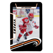 Eishockeyspieler in lebendig orangefarbenem Schwar Magnet (Vertikal)