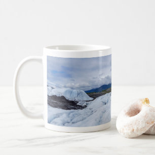 Eisige Gletscherszene am Berg unter bewölktem Himm Kaffeetasse