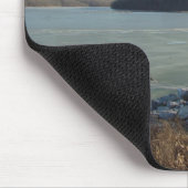 Eisiger See und felsiges Ufer, sind noch und Mousepad (Ecke)
