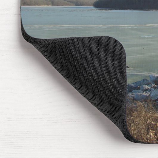 Eisiger See und felsiges Ufer, sind noch und Mousepad (Ecke)