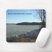Eisiger See und felsiges Ufer, sind noch und Mousepad (Mit Mouse)