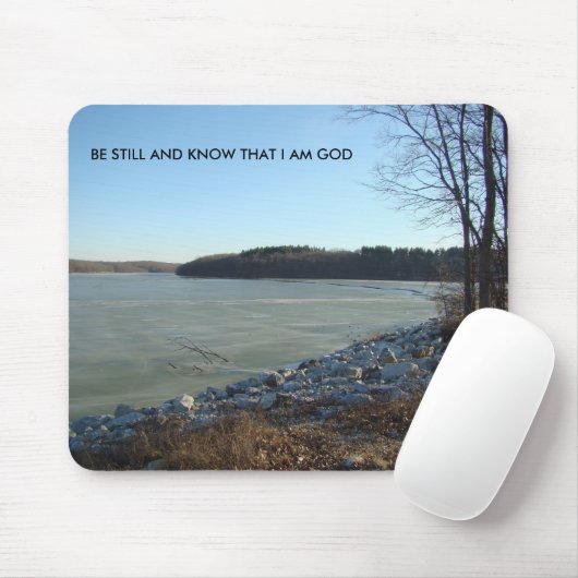 Eisiger See und felsiges Ufer, sind noch und Mousepad (Mit Mouse)