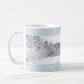 Eisiger Winterwald und gefrorene Teich-Panorama Kaffeetasse (Links)