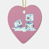 eisiges Würfelwasser der Eiswürfel, das Keramikornament (Links)