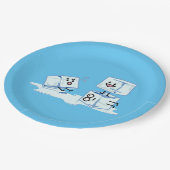 eisiges Würfelwasser der Eiswürfel, das Pappteller (Schrägansicht)