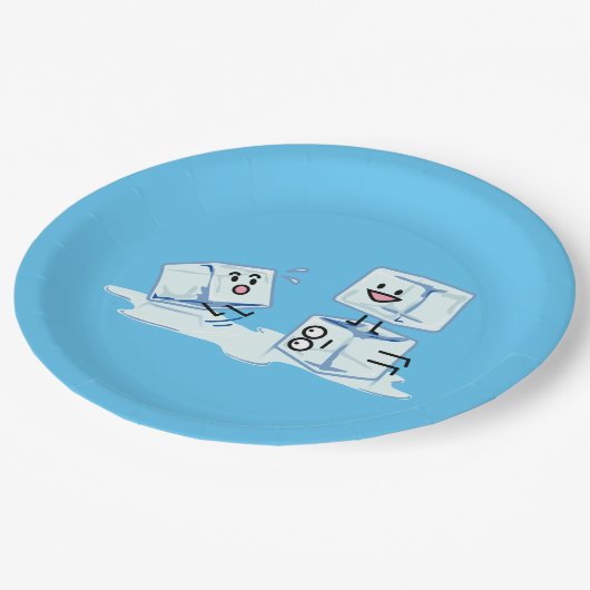 eisiges Würfelwasser der Eiswürfel, das Pappteller (Schrägansicht)