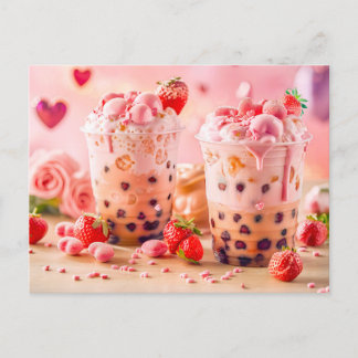 Eiskaffee mit Erdbeeren und Erdbeereis Feiertagspostkarte