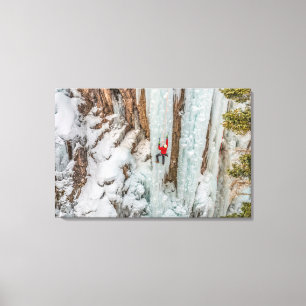 Eiskletterer steigt Klippe hoch Leinwanddruck