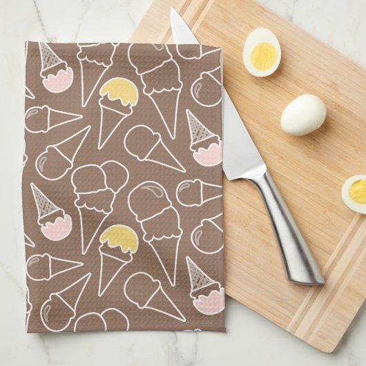 Eiskrem-Kronmuster auf braunem Boden Handtuch (Viertel Falte)