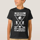 Eisschule ist wichtig, Hockey ist aber wichtiger T-Shirt (Vorderseite)